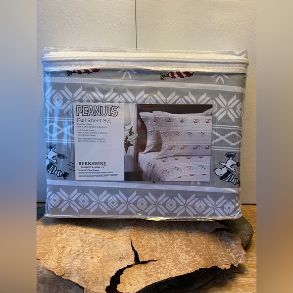 HOLD for @Staceyhleroy Snoopy Full Sheet Set “Snoopy in the Snow” by Berkshire - Picture 2 of 2